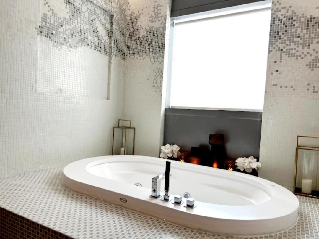 Stylish 2br In 5 Star With Burj Khalifa Views Apartment *